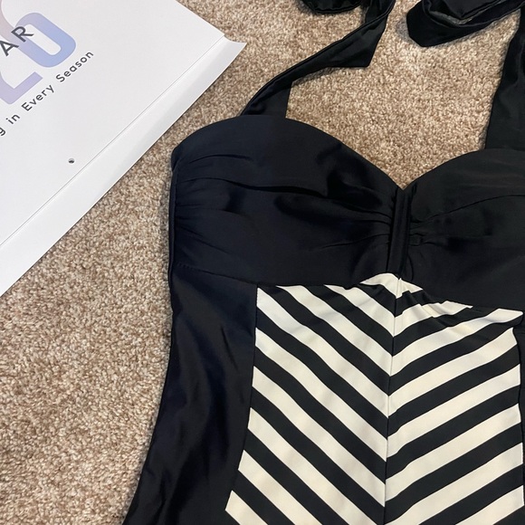 Cupshe Black One-Piece Swimsuit with Chevron Stripe Panel large Barbie - Picture 3 of 10